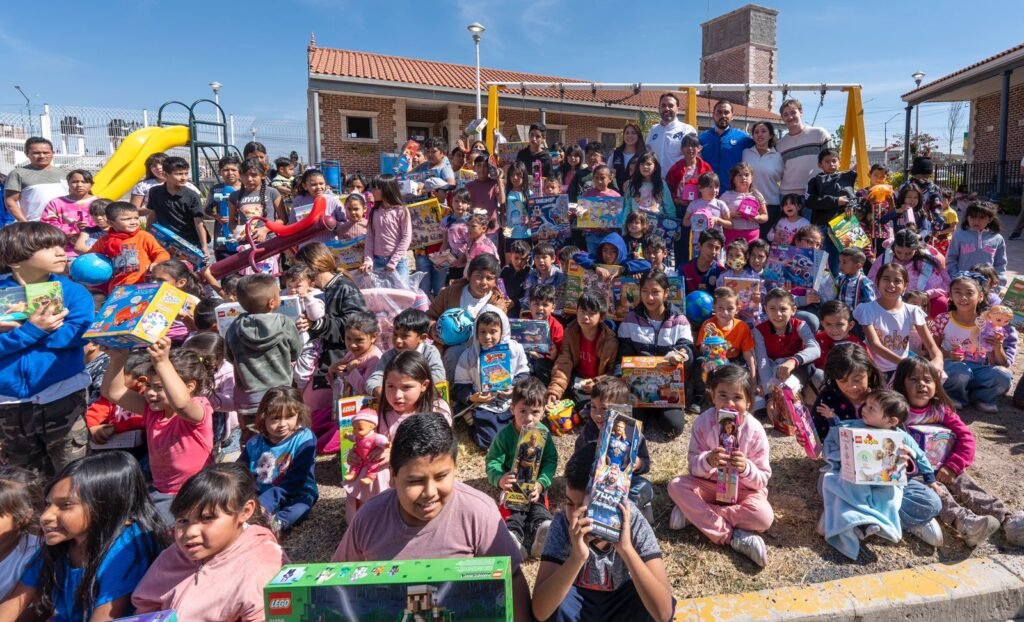 Durante su recorrido, los diputados Alan Sahir y Aldo Márquez disfrutaron la convivencia con los cientos de niñas y niños de varias colonias de León.