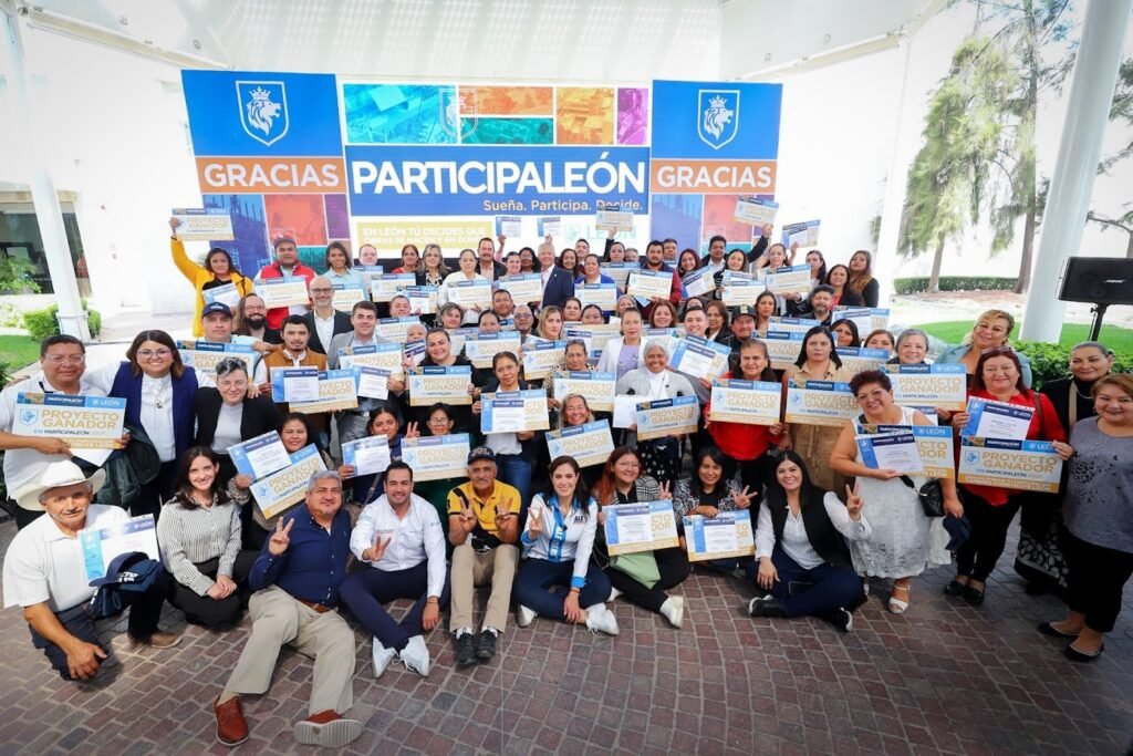 En el evento, Ale Gutiérrez hizo entrega constancia de ganadores a 74 promoventes de proyectos comunitarios inscritos en Participa León.