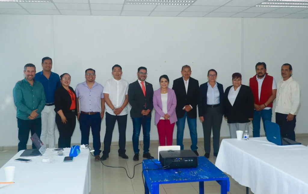 Durante la rueda de prensa, Cinthia Teniente, estuvo acompañada por autoridades municipales y culturales de otras ciudades.