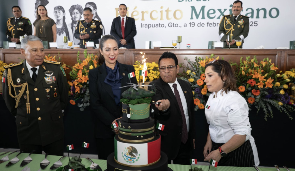 La Gobernadora entregó un reconocimiento a personal de la 16a Zona Militar y a personal de la XII Región Militar.