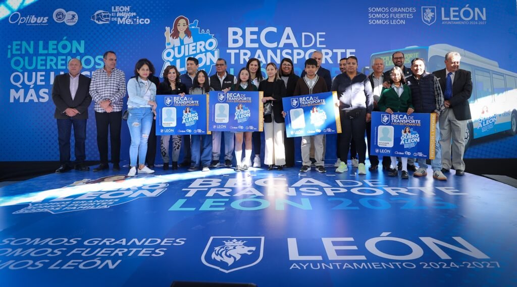 Ale Gutiérrez entregó las primeras Becas de Transporte a 660 estudiantes y afirmó que en este 2025 se destinará un recurso histórico de más de 80 MDP para becas.