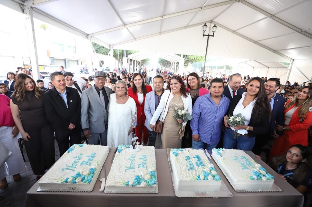 En el evento, 100 parejas contrajeron matrimonio en la plaza principal de León.