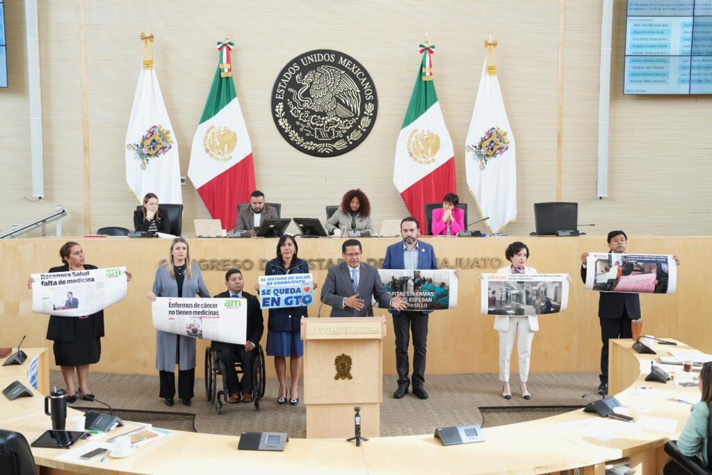 Durante la sesión, las diputadas y los diputados del PAN, así como la representación parlamentaria del PRD, rechazaron entregar el Sistema Estatal de Salud a la Federación.