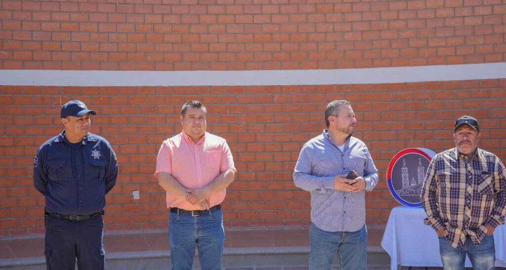 Erick Montemayor hizo entrega de los uniformes a los elementos de la Unidad de Policía adscritos a la Comisaría de Seguridad Pública Municipal.