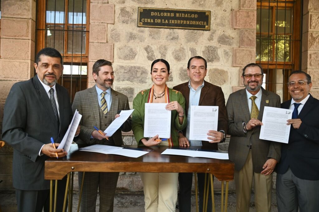 Adrián Hernández Alejandri, presidente municipal, firma convenio de colaboración con la UAQ.