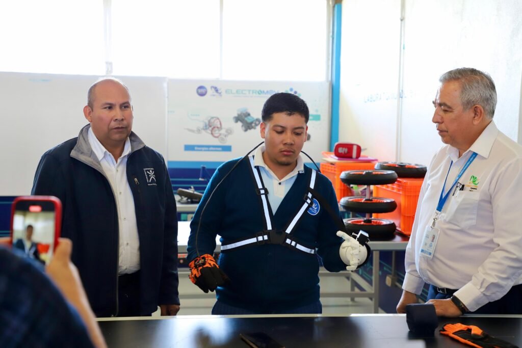 Gracias al Laboratorio de Experiencias 4.0, los maestros Álvaro y Rodolfo, entregaron la prótesis de impresión 3D a su estudiante.