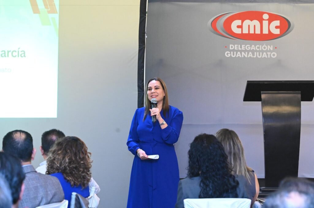 Lorena Alfaro, destacó el trabajo realizado por CMIC y los invitó a impulsar el desarrollo de los irapuanteses.