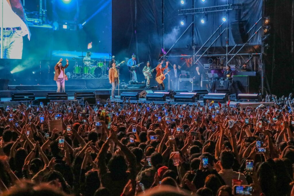 Miles de personas de diferentes partes del estado acudieron al concierto de los Jonas Brothers en la Feria de las Fresas.