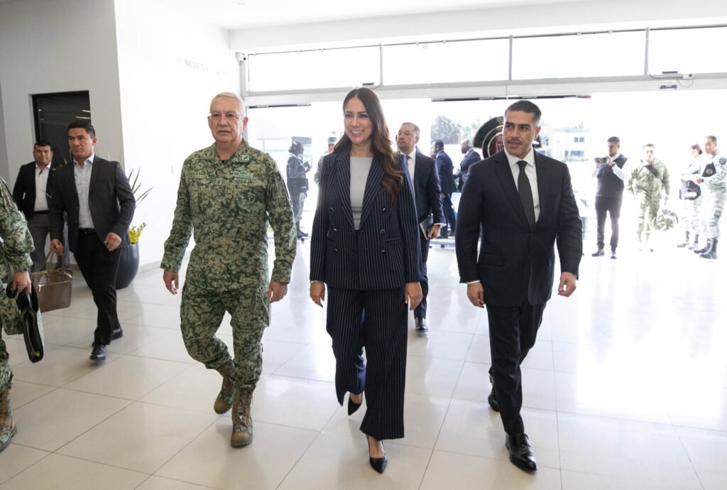 Libia Dennise recibe a Omar García Harfuch, Secretario de Seguridad y Protección Ciudadana en Irapuato, donde unen esfuerzos por la paz en Guanajuato.