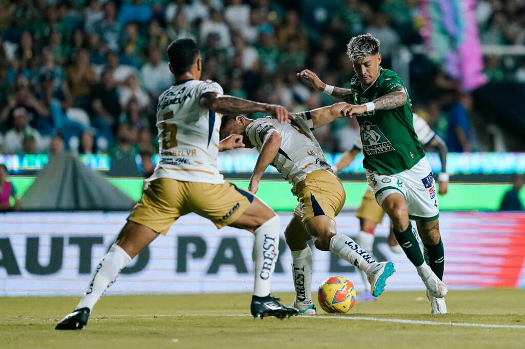 León no pudo sacar su ventaja en casa y terminó perdiendo ante Pumas que nunca bajó los brazos.