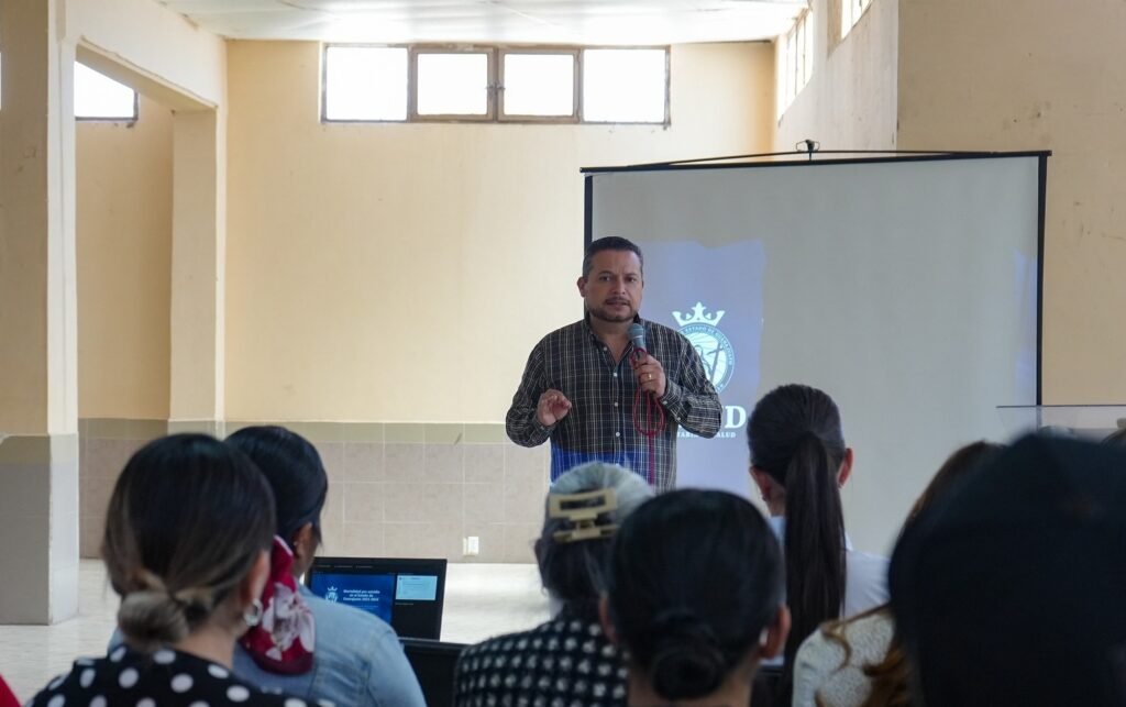 Erick Montemayor, alcalde de Ocampo informó que se abrió la convocatoria para becas en alumnos de nivel básico y medio superior.