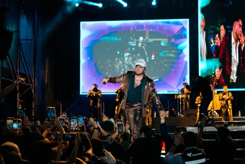Durante su presentación, la Arrolladora Banda Limón interpretó sus éxitos que pusieron a cantar a los miles de presentes.