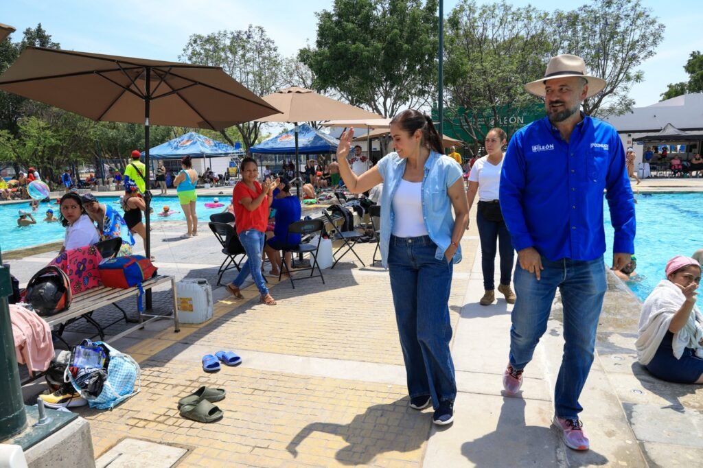 Ale Gutiérrez, presidenta municipal de León, visitó las albercas recién inauguradas.