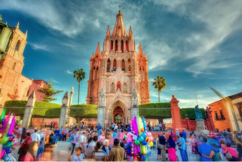 El municipio de San Miguel de Allende se vestirá de luz, música y arte durante con el programa “Dale Color a Tu Vida”.