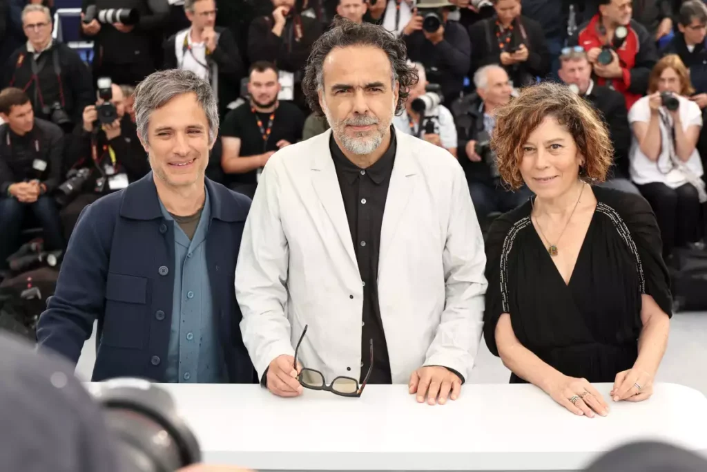 Gael García, el director Alejandro González Iñarritu y Martha Sosa llegaron juntos al festival de cine.