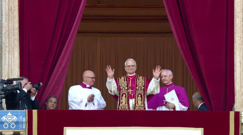 Robert Francis Prevost , el nuevo papa León XIV fue presentado en la plaza de San Padre.