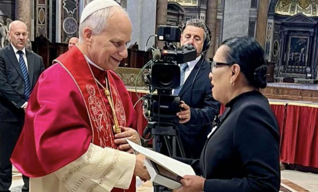 La secretaria de Gobernación, Rosa Icela entregó la carta al papá, quien mando saludos al pueblo mexicano./ Foto: X @rosaicela_