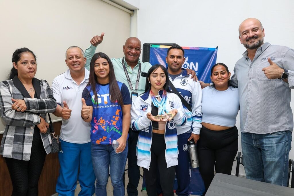 Kelly López Ponciano y Joseline López llegaron a León tras su destacada actuación en el Campeonato Mundial de Levantamiento de Pesas.
