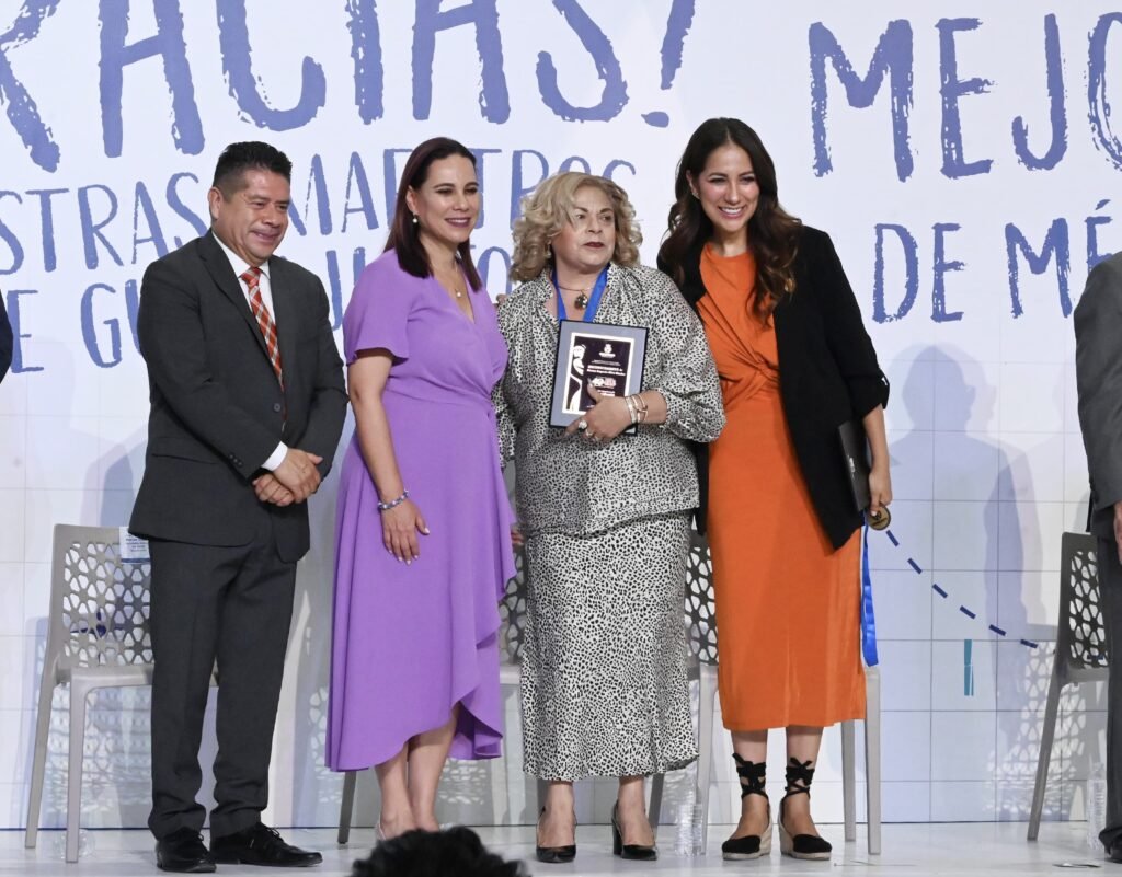 Libia Dennise y Lorena Alfaro entregaron reconocimientos a maestras y maestros por 30 y 40 años de servicio.
