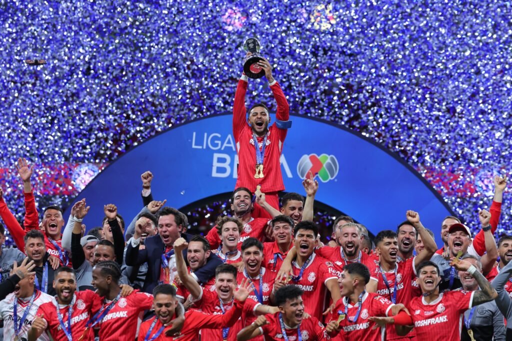 Toluca se convierte en el nuevo campeón de la Liga MX al vencer al América y cortarle la racha de tres títulos seguidos.