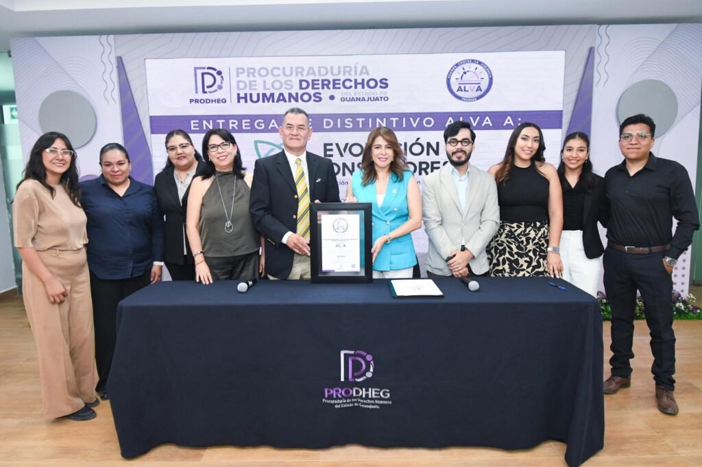 Autoridades de la PRODHEG entregaron el distintivo ALVA a varias instituciones por su labor de lucha contra la violencia contra las mujeres.