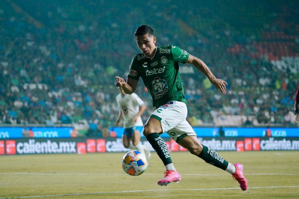 León reaccionó al final del juego sin importar que tuviera un hombre menos desde el minuto 51.
