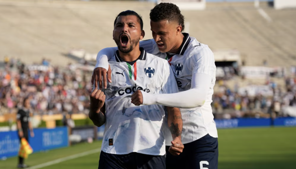 'Tecatito" Corona dio un gran juego y anoto un gol desde afuera del área grande.