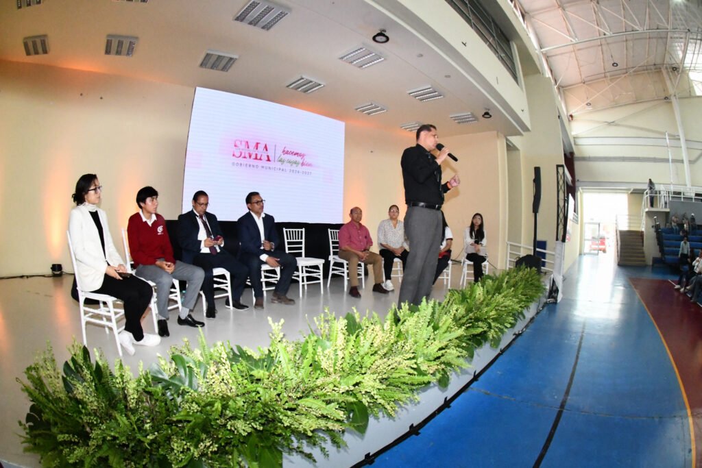 El Tesorero Municipal, Raúl Vallejo Solís invitó a los estudiantes a seguir destacando para impulsar el desarrollo de San Miguel de Allende.