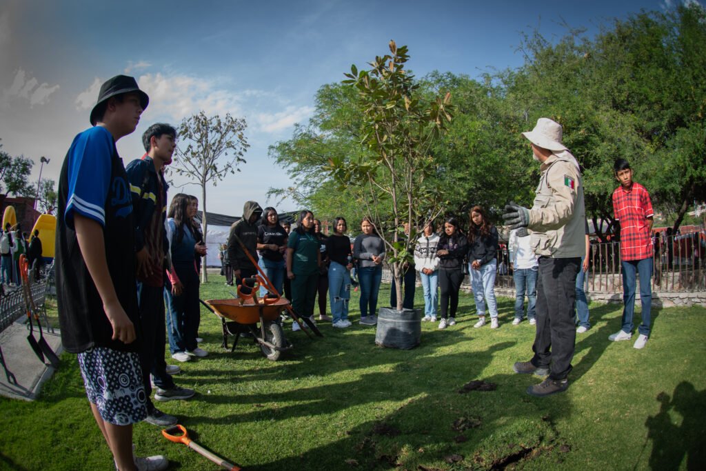 La ciudadanía conmemoraron junto con las autoridades municipales el Día Mundial del Medio Ambiente dejando huella plantando árboles.