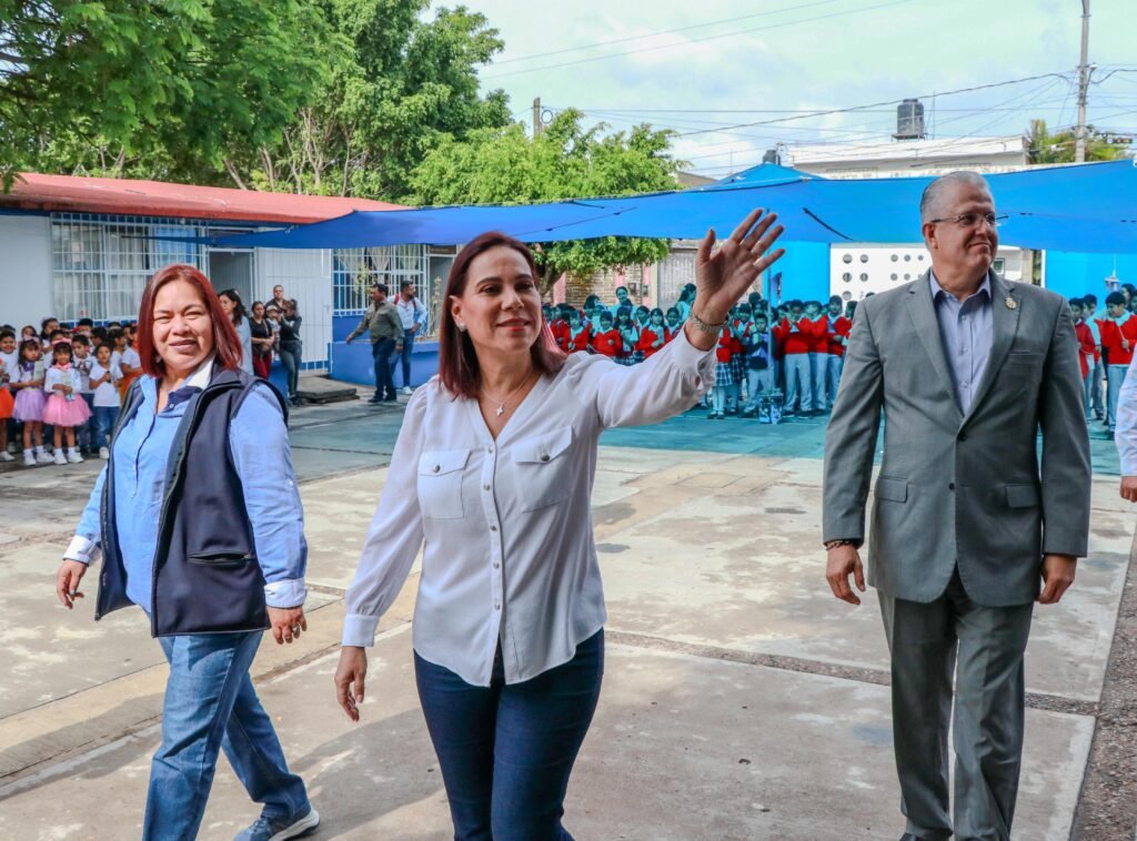 Lorena Alfaro visitó la Escuela Primaria Las Américas, donde compartió con los pequeñines los valores y el trabajar por un futuro mejor.