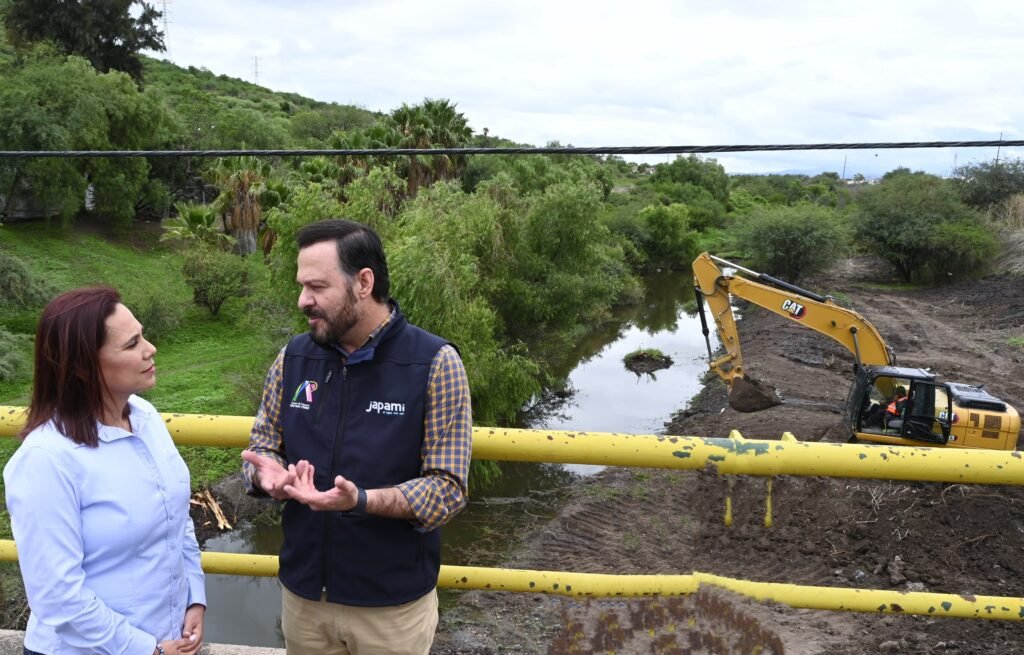Lorena Alfaro realizó un recorrido por Villas de Irapuato, donde supervisó la obra del taque elevado.