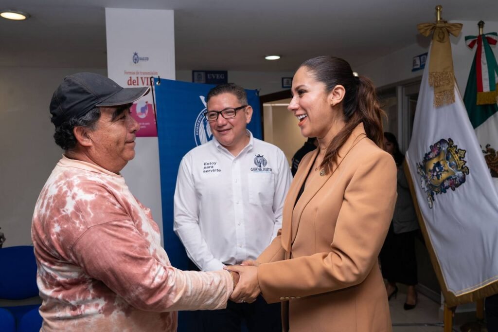 Libia Dennise y Juan Carlos Altamirano hablaron de los servicios que ofrece la Oficina de Representación y Enlace del Gobierno del Estado de Guanajuato en CDMX.