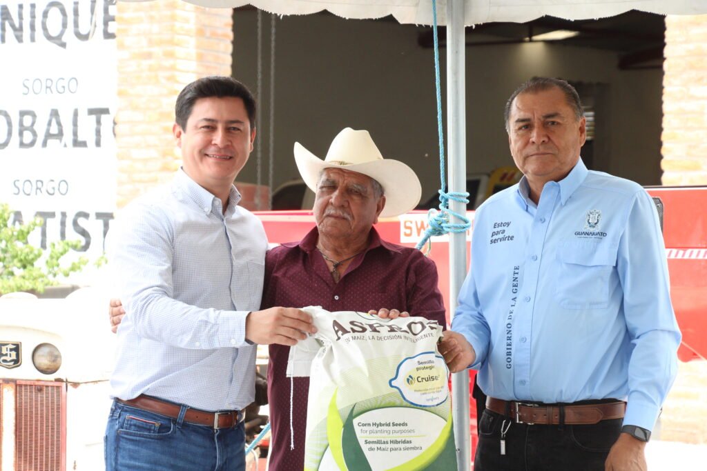 Adolfo Alfaro hizo entrega de 1,000 sacos de semilla de maíz destinados a productores agrícolas de Manuel Doblado.
