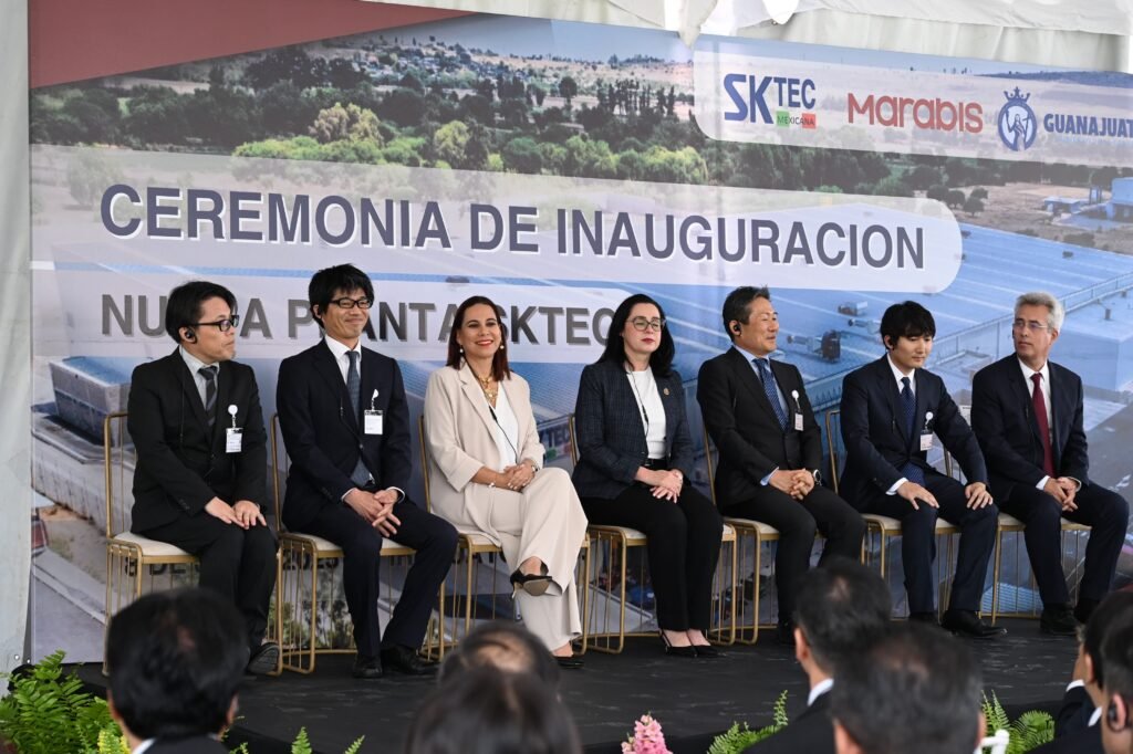 Lorena Alfaro destacó la importancia de sumar esfuerzos con la planta SK Tech Mexicana para el desarrollo de Irapuato.