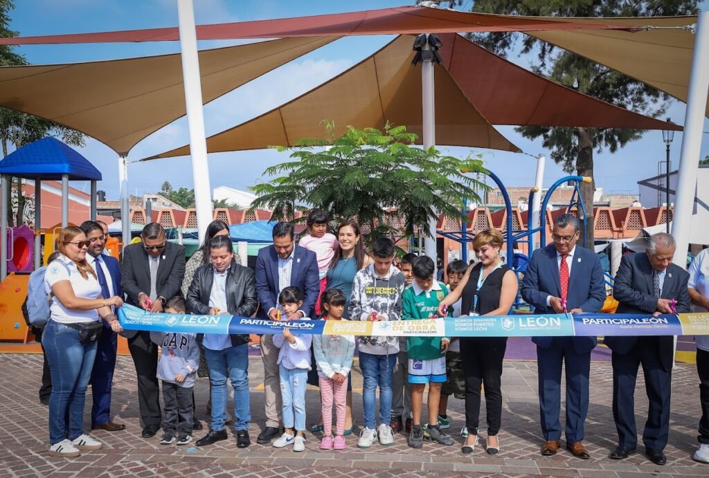 Ale Gutiérrez inauguró la nueva área de juegos del jardín de San Miguel, donde destacó la importancia de ver por la niñez de León.