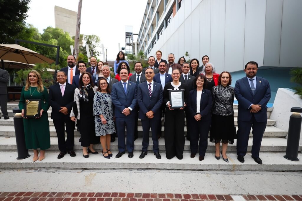 La presidenta municipal fue distinguida por la Universidad De La Salle Bajío, la Barra Mexicana de Abogados y el Colegio de Abogados de León.