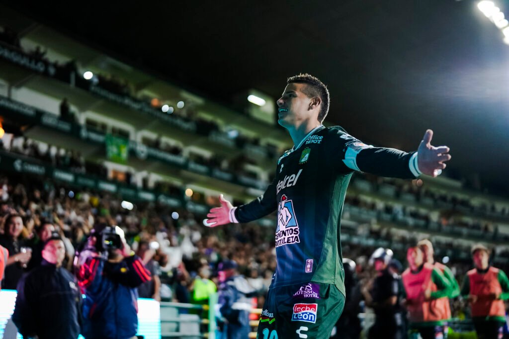 El equipo de León venció por un gol a las Chivas que sigue sin demostrar en los torneos de la Liga MX un buen nivel./@clubleonfc