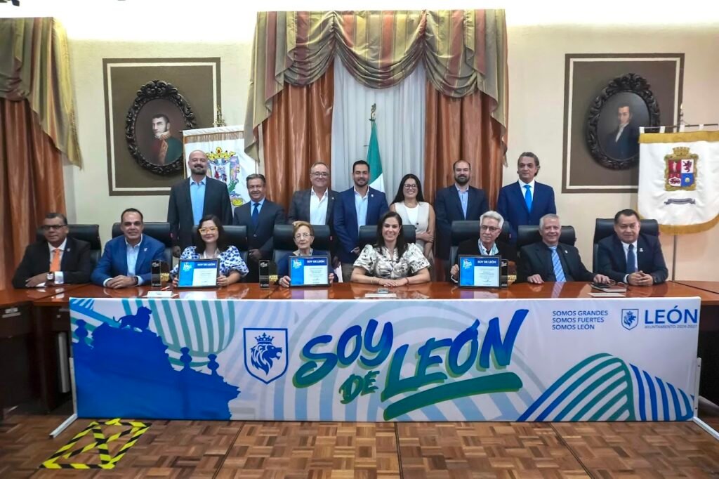 Ale Gutiérrez galardonó a ciudadanas y ciudadanos que han dejado huella en la historia de la ciudad.