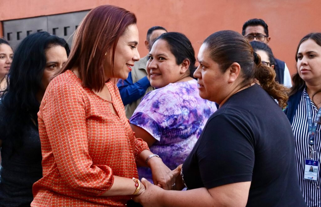 En su visita a la colonia Santa María, Lorena Alfaro la importancia de escuchar a la ciudadanía.