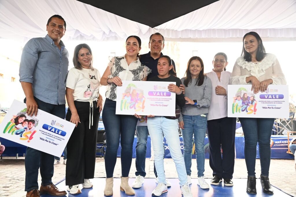 El presidente municipal Adrián Hernández Alejandri y su esposa Michel Reyes Lucio, presidenta del Sistema DIF realizaron la entrega de apoyos.