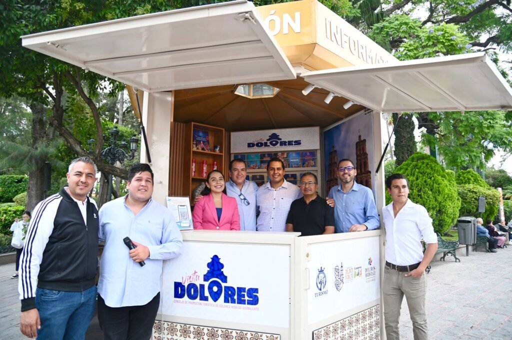 Adrián Hernández e integrantes del Ayuntamiento de Dolores Hidalgo en la reapertura del Kiosco de Información Turística.