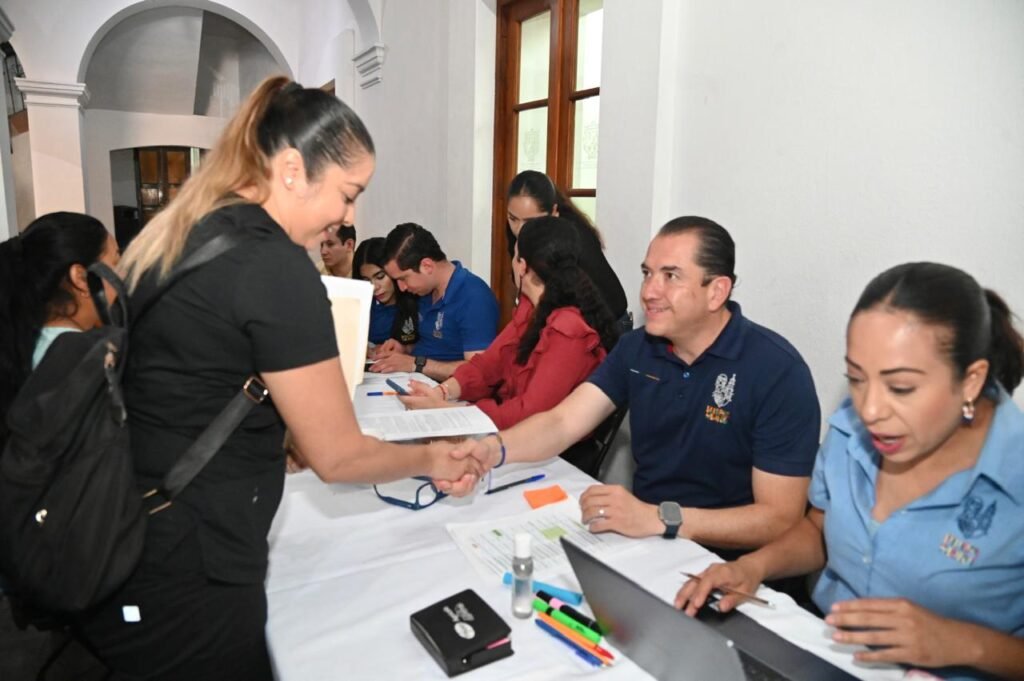 El presidente municipal Adrián Hernández Alejandri y la Presidenta Municipal del DIF, Michel Reyes Lucio atienden a la ciudadanía.