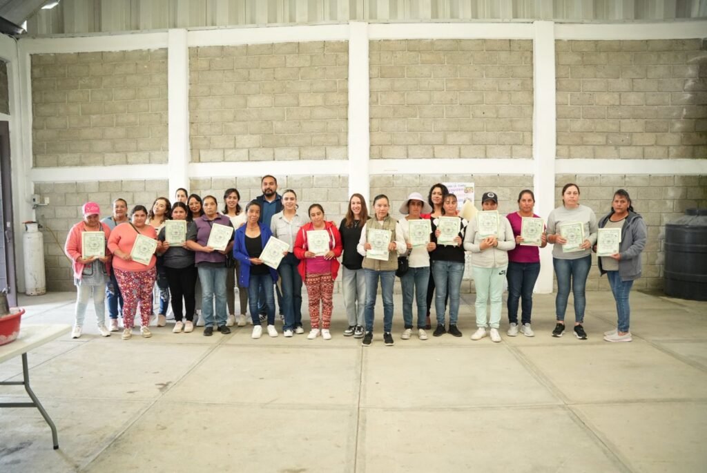 Autoridades del municipio de Coroneo reconocieron a las participantes de la Comunidad de Sauz en este taller de envasado.