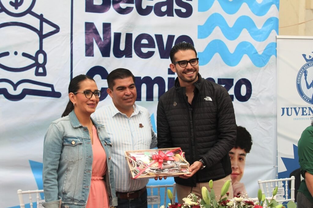 Los estudiantes de Jaral del Progreso recibieron este apoyo con la finalidad de seguir impulsando su desarrollo.