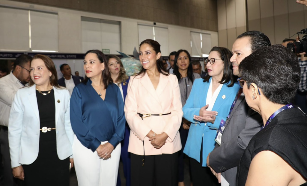 Durante la inauguración de la 17ª Edición de la Expo MiPyME en Irapuato, Libia Dennise y Lorena Alfaro destacaron el trabajo a favor del desarrollo en el estado.