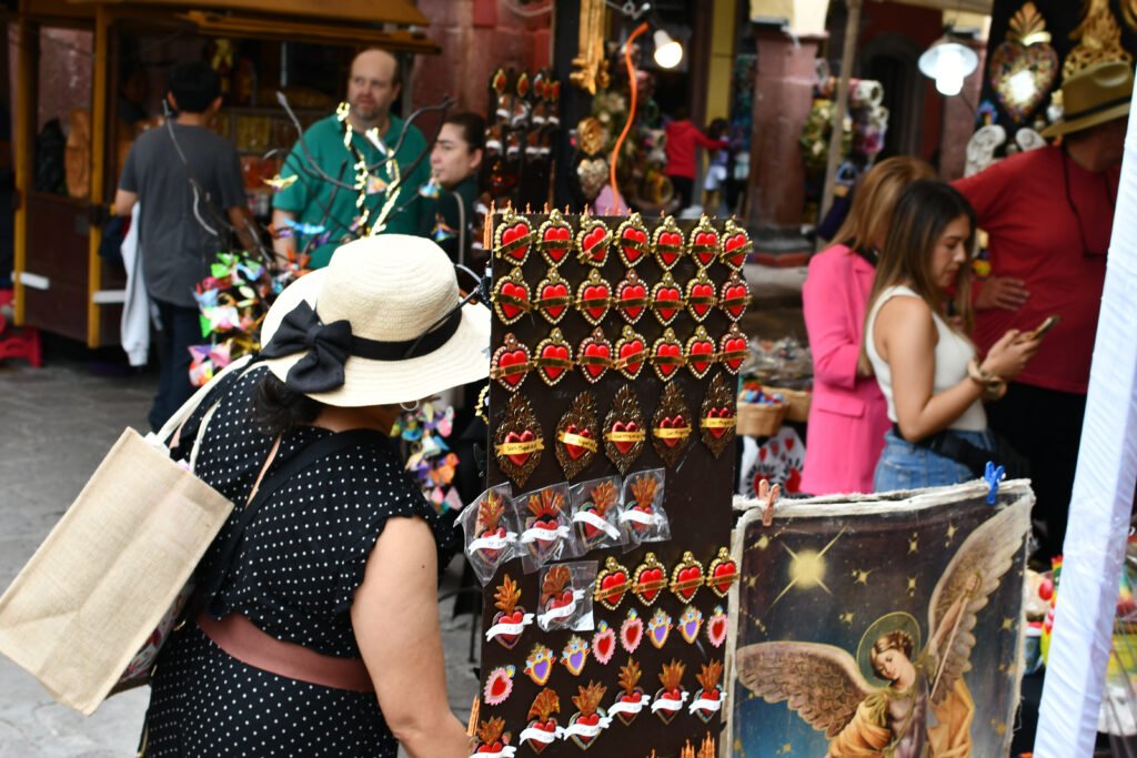 Decenas de artesanos de diferentes partes del país, también exponen sus artículos en esta Feria Artesanal de Verano.