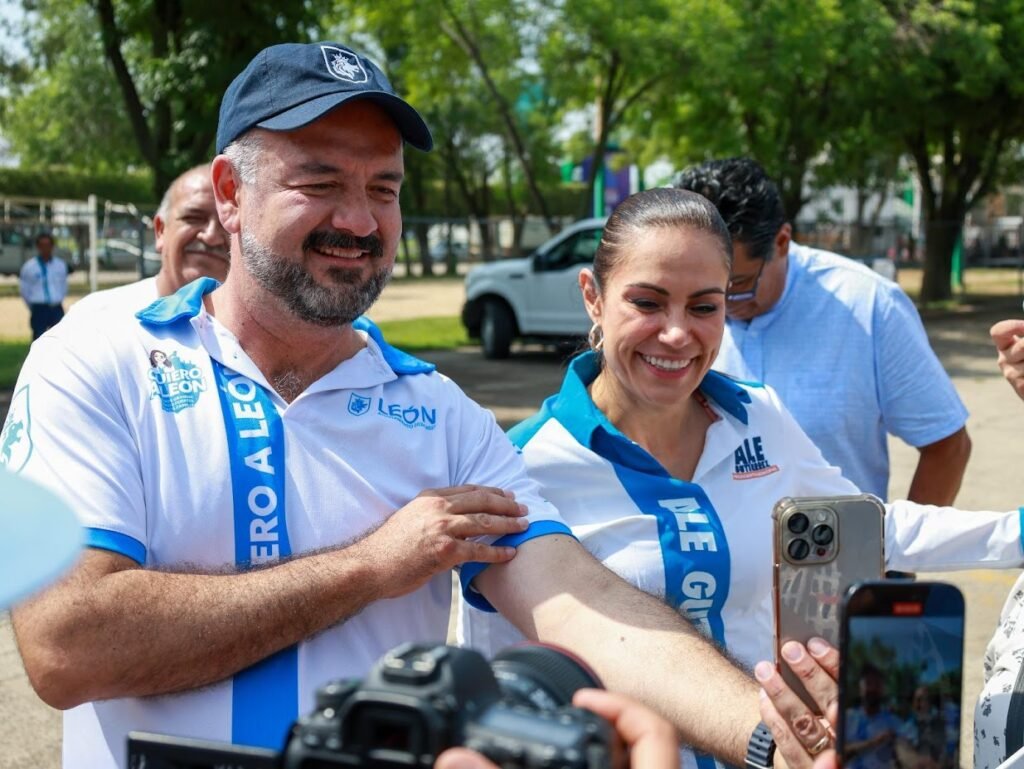 A través de una videollamada, Ale Gutiérrez felicitó a la nadadora leonesa Celia Pulido por su triunfo en los Juegos Panamericanos.