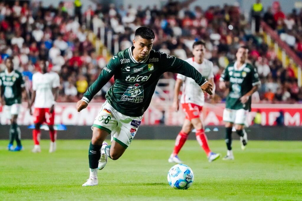 León ganó pese a fallar un penal en su visita a la casa del Necaxa.