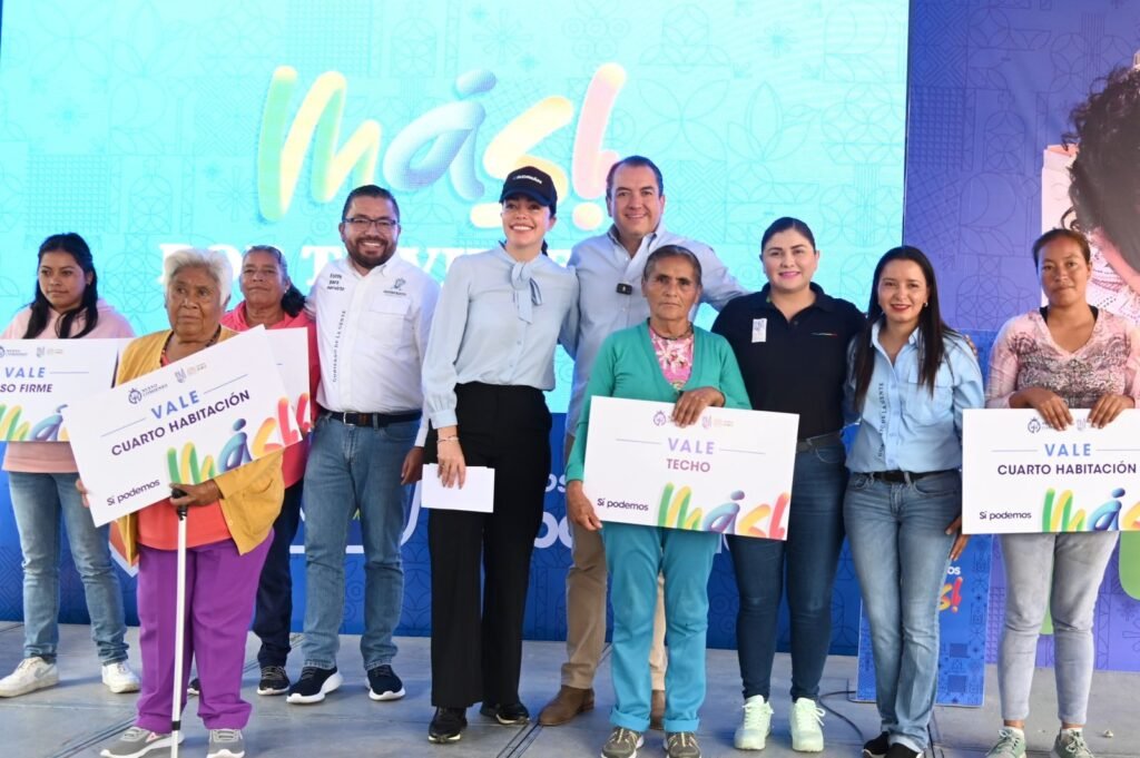 Adrián Hernández Alejandri y su esposa, entregaron más de 700 apoyos del programa de Mejoramiento de Vivienda.