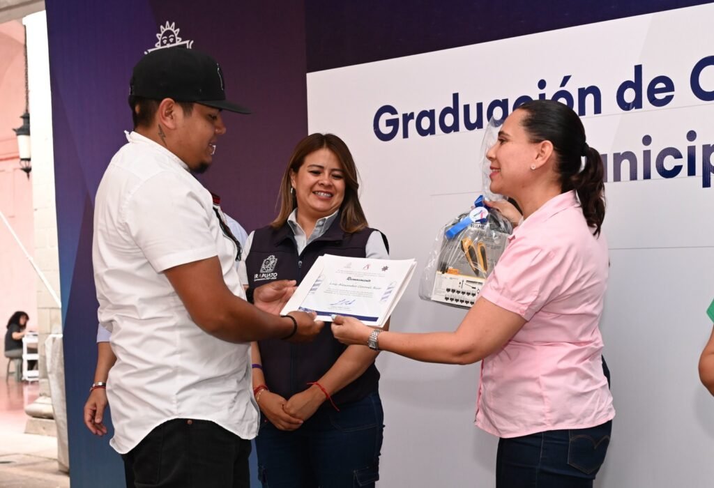 Lorena Alfaro hizo entrega de reconocimientos a las 140 mujeres y hombres que participaron el curso de barbería.